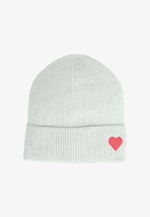 Cappello lavorato a maglia grigio chiaro con risvolto e piccolo cuore rosso ricamato sul lato.