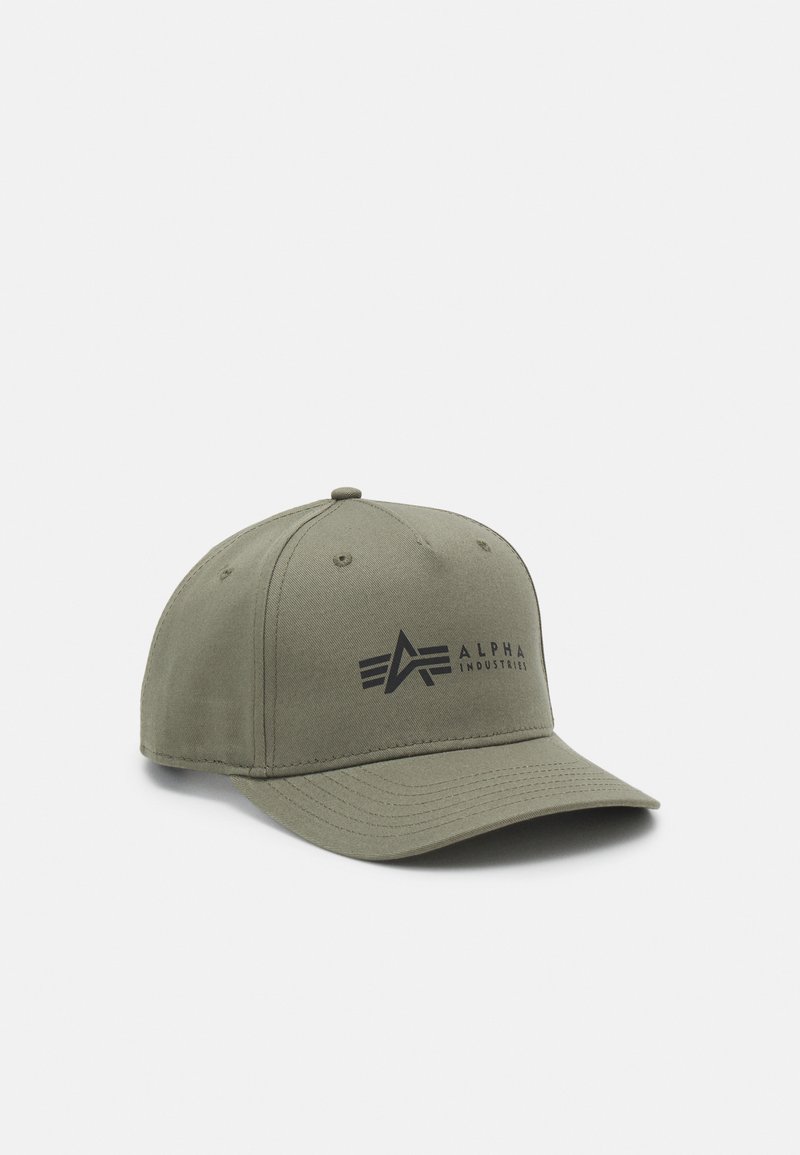 Olíva zöld sapka, amely textilből készült és lapos karimával rendelkezik. Az elején fekete "Alpha Industries" logó található. Hatpaneles dizájn, varrási részletekkel.