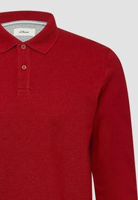 Rode polo shirt van gestructureerde stof, met een klassieke kraag, een drieknoopsluiting en een subtiel logo op de borst.