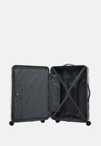 Tvrdý kufr v šedé barvě s texturovaným povrchem, vnitřní síťovanou kapsou, stahovacími popruhy a čtyřmi kolečky pro snadnou pohyblivost.