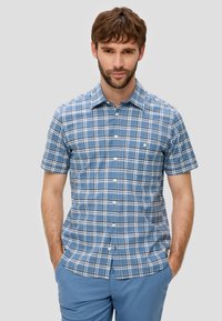 Korteblai, blauw geruite shirt met witte accenten, met button-down kraag, voorzien van een subtiele zak en een gladde textuur.