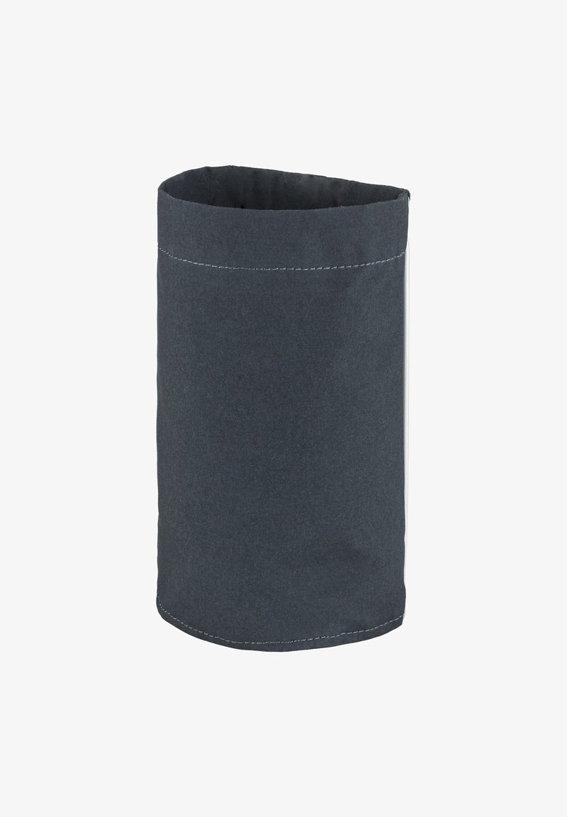 Grå tygförvaringskorg med cylindrisk form, sömnadsdetaljer och en slät textur. Öppen topp för enkel åtkomst.