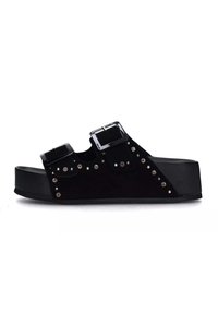 Sandales à plateforme noires en suède, avec deux sangles à boucle réglables et des clous argentés le long du côté.