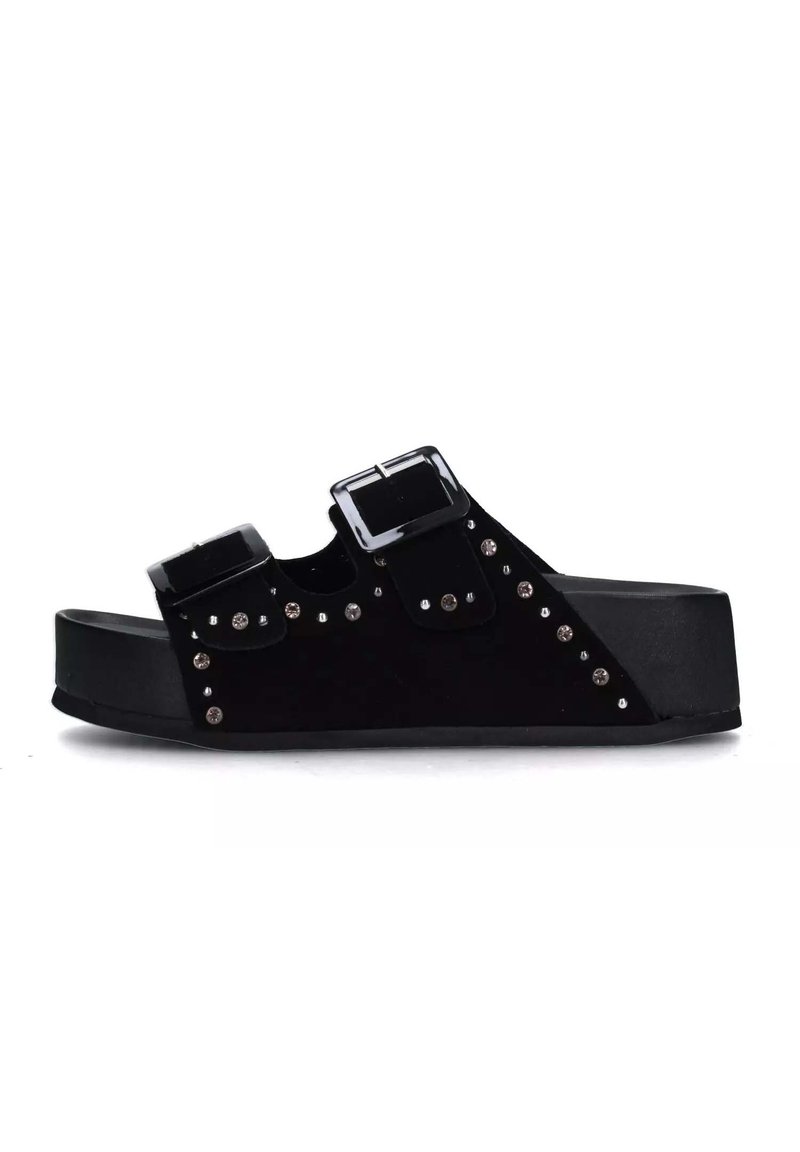 Sandales à plateforme noires en suède, avec deux sangles à boucle réglables et des clous argentés le long du côté.