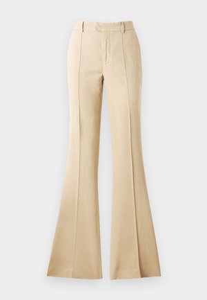 Pantaloni beige a campana realizzati in un tessuto morbido, con pinces frontali, vita alta e una silhouette pulita e sartoriale.