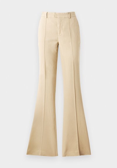 Pantalones acampanados beige fabricados en una tela suave, con pliegues frontales, una cintura alta y una silueta limpia y ajustada.