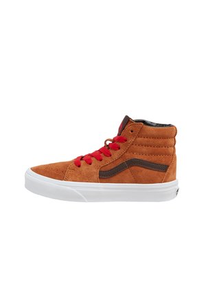 Brązowy sneakers zamszowy za kostkę z czerwonymi sznurowadłami, ciemnobrązowym bocznym paskiem i białą gumową podeszwą, widoczny z boku na białym tle.