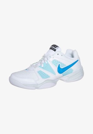 Weißer Sportschuh mit hellblauen Akzenten, perforiertem Design für Belüftung, Schnürverschluss und gepolstertem Kragen.