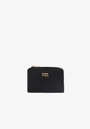 Billetera negra con cremallera hecha de material suave, que presenta un logo de marca dorado en la parte frontal y una superficie texturizada. Forma rectangular compacta.