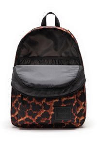 Mochila rectangular en estampado de leopardo negro y naranja, fabricada con tejido duradero, presenta una solapa forrada en gris y un bolsillo interior de malla.