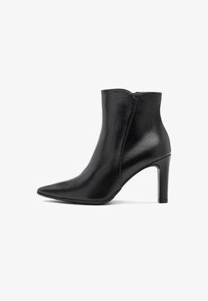 Czarny skórzany botek za kostkę z ostrym noskiem i 10 cm obcasem. Gładka tekstura, elegancki design i zapięcie na zipper z boku.
