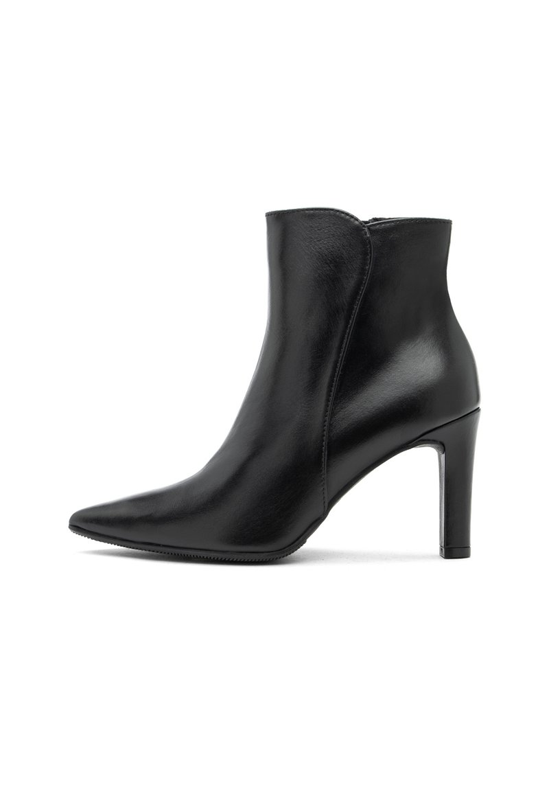 Botín de cuero negro con puntera puntiaguda y un tacón de 10 cm. Textura suave, diseño elegante y cierre de cremallera lateral.