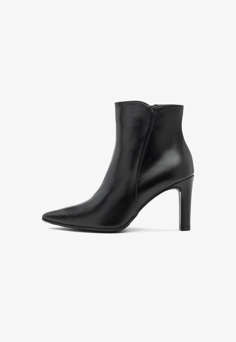 Botín de cuero negro con puntera puntiaguda y un tacón de 10 cm. Textura suave, diseño elegante y cierre de cremallera lateral.
