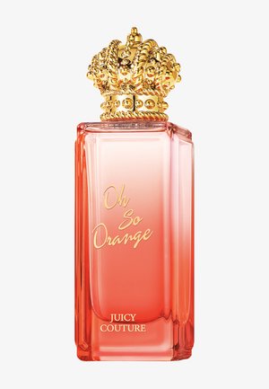 Flacon de parfum rectangulaire haut avec un dégradé rose-orangée, bouchon orné en forme de couronne dorée et inscription "Oh So Orange Juicy Couture" embossée en or.