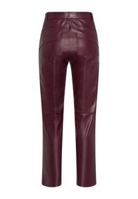 Burgunderfarbene Lederhose mit glatter Textur, verkürzter Länge und zwei Gesäßtaschen. Mit Nahtdetails am Rücken.