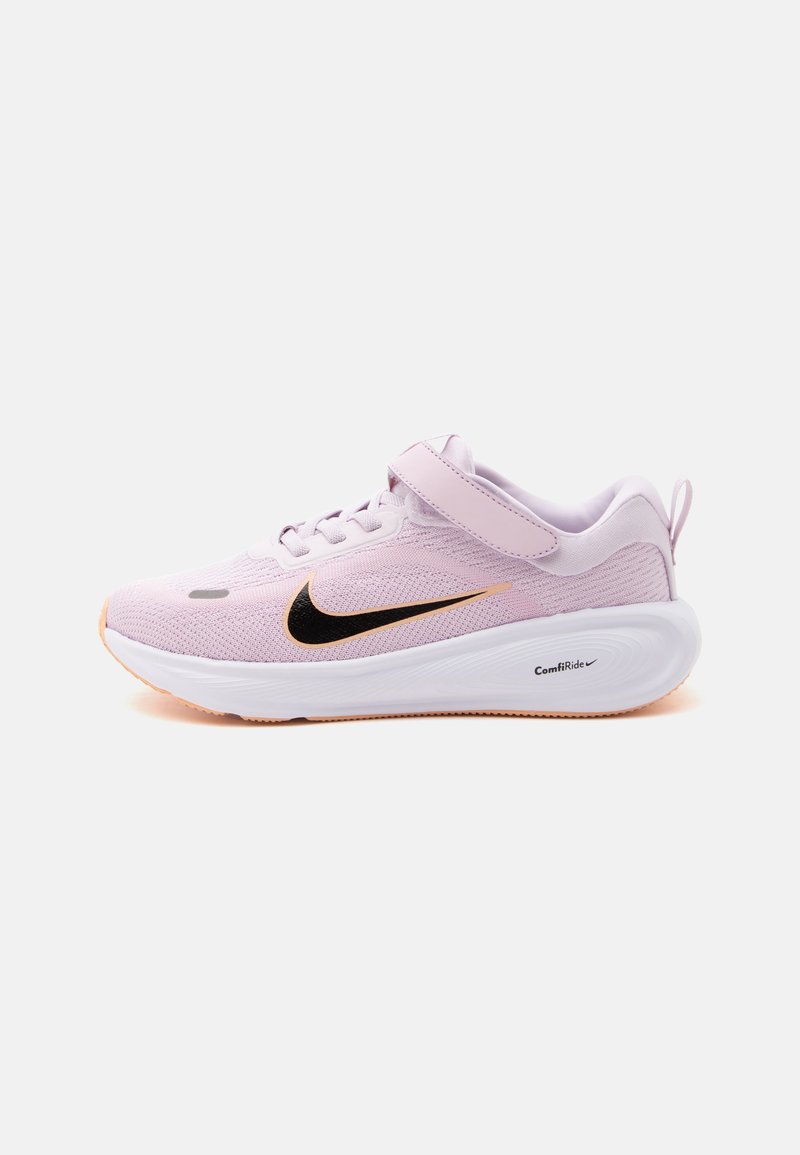 Ανοιχτό ροζ αθλητικό παπούτσι Nike με μαύρο σήμα Swoosh, λευκή παχιά σόλα με την ένδειξη ComfiRide και ιμάντα με βέλκρο πάνω από τα κορδόνια σε λευκό φόντο.