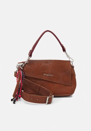 Borsa a mano in pelle marrone con texture, impreziosita da intricati motivi in rilievo, manico color amaranto e tracolla removibile. Accenti in metallo argentato inclusi.