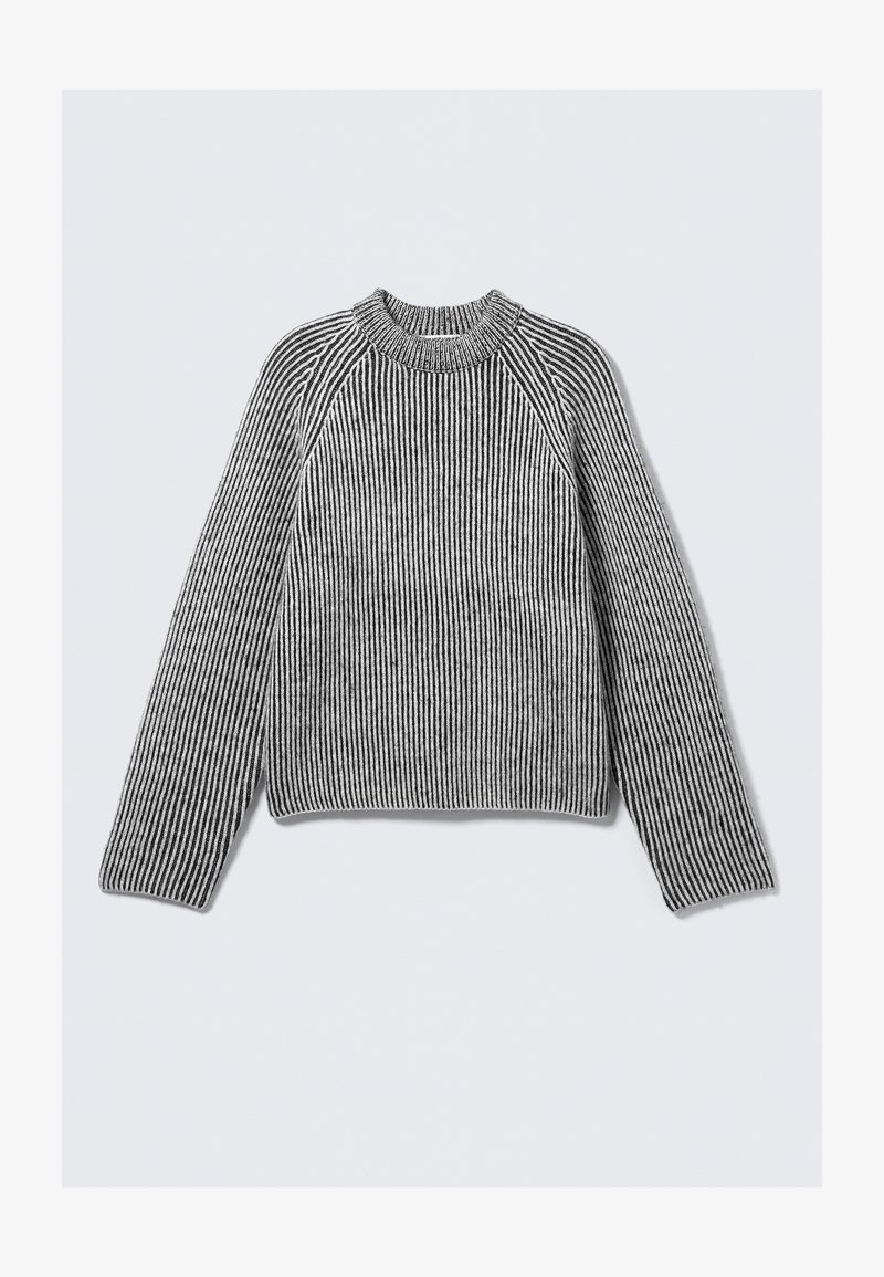 Pull en maille côtelée à manches longues, avec des rayures verticales noires et blanches et un col haut côtelé, posé à plat sur un fond clair.