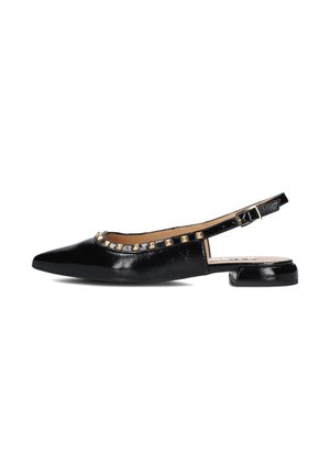 Schwarzer Lackleder Slingback-Schuh mit spitzem Zeh, flachem Absatz und Nietenverzierungen entlang des Knöchelsriemens. Glatte Textur und glänzende Oberfläche.