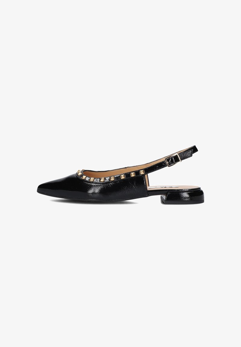 Zwarte lakleren slingback schoen met puntige neus, platte hak en studded details langs de enkelband. Soepele textuur en glanzende afwerking.