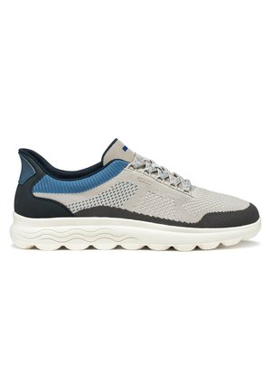 Zapatilla deportiva de punto en gris claro y azul con detalles en negro, suela acolchada blanca y cierre de cordones, diseñada para ofrecer comodidad y transpirabilidad.