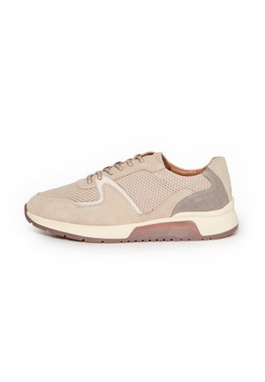 Baskets pour homme beige et marron clair avec panneaux en mesh et daim, semelle en mousse et fermeture à lacets, vues de côté droit sur fond blanc.