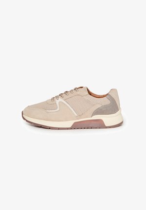 Baskets pour homme beige et marron clair avec panneaux en mesh et daim, semelle en mousse et fermeture à lacets, vues de côté droit sur fond blanc.