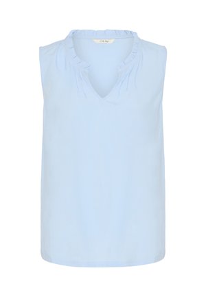 Blouse bleu clair sans manches avec un col en V et un décolleté à volants, confectionnée dans un tissu lisse. Design simple et épuré sans motifs.