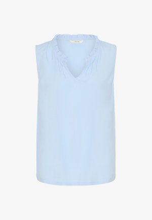 Blouse bleu clair sans manches avec un col en V et un décolleté à volants, confectionnée dans un tissu lisse. Design simple et épuré sans motifs.