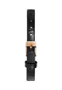 Correa de reloj de cuero negro con hebilla dorada brillante y marca en relieve. Forma recta con perforaciones para ajuste en el tamaño.