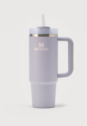 Augsts gaiši violets Stanley ceļojuma krūze ar rokturi, baltu vāku un caurspīdīgu salmiņu vienkrāsainā fonā.