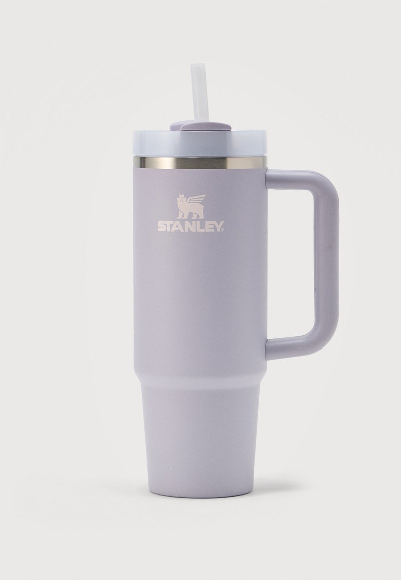 Ψηλό ανοιχτό μωβ ταξιδιωτικό κύπελλο Stanley με λαβή, λευκό καπάκι και διαφανή καλαμάκι σε μονόχρωμο φόντο.