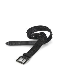 Cinturón de cuero negro con tachuelas metálicas, que presenta una superficie texturizada, una hebilla rectangular plateada y un patrón decorativo de tachuelas redondas y cuadradas.