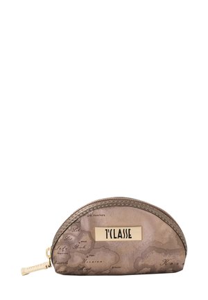 Borsa semisferica in pelle marrone con stampa della mappa del mondo, zip dorata e placca dorata con la scritta "1ª CLASSE" sul davanti.