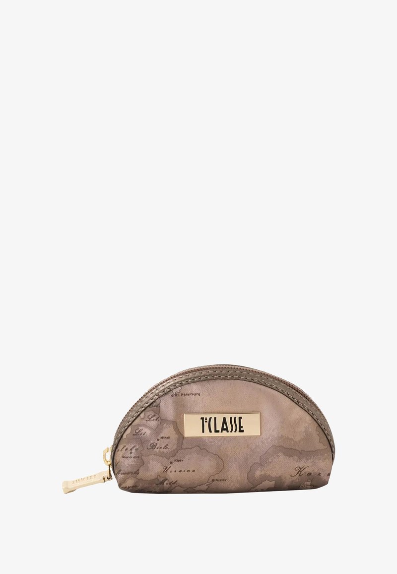 Borsa semisferica in pelle marrone con stampa della mappa del mondo, zip dorata e placca dorata con la scritta "1ª CLASSE" sul davanti.