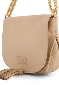 Beige læder handbag med klaplukning, guldkæde-rem og dekorative frynser. Har tekstureret overflade og logo detaljer.