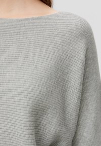 Grauer gerippter Pullover mit lockerer Passform und U-Boot-Ausschnitt. Verfügt über dünne, zahlreiche vertikale Streifen für Textur und ein dezentes Design.