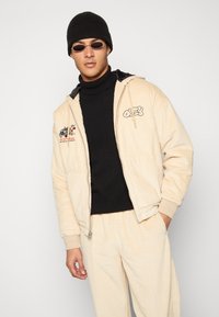 Obey Clothing DUKE HOODED JACKET UNISEX - Ziemas jaka - irish cream