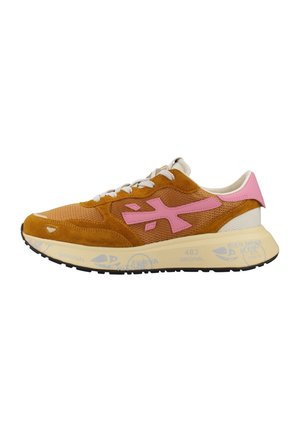 Zapatilla de ante marrón y malla con logo rosa y detalle en el talón, cordones blancos y suela beige con acentos de texto gráfico en azul.