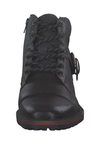 Zwarte leren enkellaarzen met textuuraccenten, ronde neus en contrasterende rode zool. Voorzien van veters en een zijrits voor sluiting.