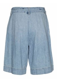 Pantalones cortos de mezclilla en azul claro, con un corte holgado, cinturilla con pasadores para cinturón y dobladillos enrollados. La tela presenta una textura sutil.