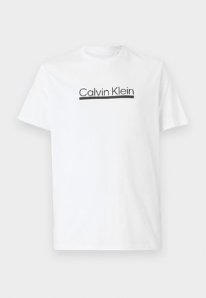 Witte katoenen t-shirt met een zwart "Calvin Klein" logo en een horizontale lijn over de borst. Korte mouwen en ronde hals.