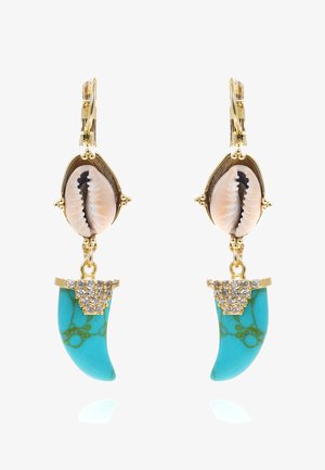 Boucles d'oreilles en or ornées de coquillages cauris et de pendentifs en forme de griffes turquoise, décorées de petits cristaux clairs.