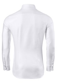 Chemise blanche à manches longues avec une coupe ajustée, un col modéré et des poignets boutonnés. Tissu lisse et résistant aux plis, sans motifs.