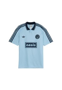 Lichtblauw polo shirt met zwarte accenten, voorzien van een kraag met twee knopen, drie zwarte strepen op de mouwen en een "oasis" logo op de voorkant.