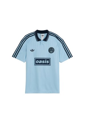 Jasnoniebieska koszulka polo z czarnymi akcentami, z kołnierzykiem na dwa guziki, trzema czarnymi paskami na rękawach oraz logo "oasis" z przodu.