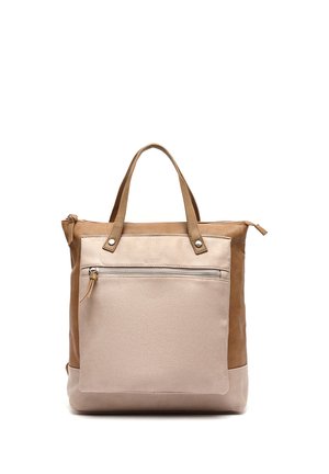 Tweekleurige beige leren totebag met dubbele handvatten en een voorvak met ritssluiting tegen een witte achtergrond.