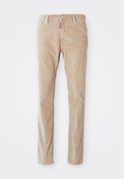 Pantalons slim en velours côtelé beige avec passants de ceinture, fermeture à bouton et fermeture éclair à l'avant, ainsi que poches avant et arrière, disposés à plat sur un fond blanc.