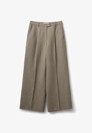 Pantalones de lino beige de pierna ancha con pliegues frontales, bolsillos laterales, trabillas para cinturón y cierre frontal oculto.
