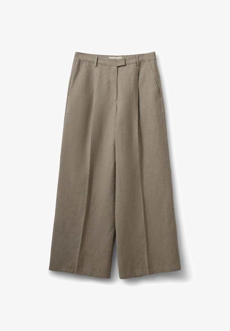 Pantalon large en lin beige avec plis sur le devant, poches latérales, passants pour ceinture et fermeture frontale dissimulée.